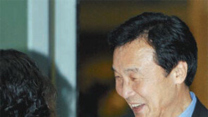 돌아온 손학규 “구태에 정치놀음” 李-朴연대 비판