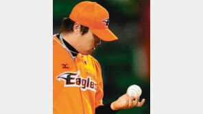 괴물 잡은 무명… LG 깜짝선발 최성훈, 류현진 울리고 데뷔 첫 승