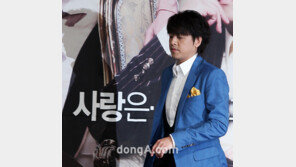 [SD포토] 류시원, ‘사랑은...’이라고 적힌 포스터 앞에서