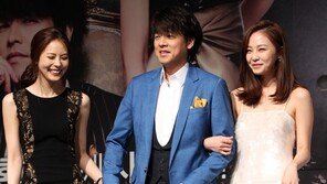 [SD포토] 류시원, 박지윤-홍수현 두 미녀 사이에서 