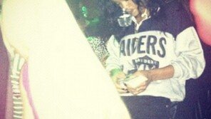 리한나, 클럽 사진 트위터 공개 ‘선정적’ 논란 