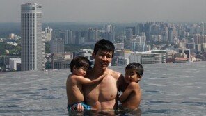 [스타 온라인] 션, 두 아들과 찰칵…찍은 사람은 정혜영?