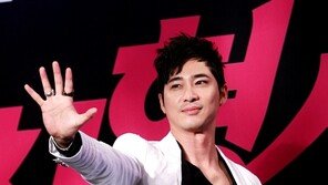 [포토] 강지환, 아이돌 흉내? ‘500만’ 강조!