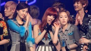 [포토] ‘태티서 엠카’ 티파니, 태연에 밀담…서현 왕따?