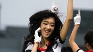 [포토] 치어리더, 치마가 너무 짧은거 아니야?