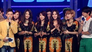 [포토] 포미닛 엠카 1위… 각종 논란에도 폭풍인기 입증