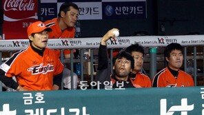 [포토] 박찬호, 팀경기는 뒷전? 공만 뚫어져라