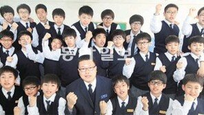 5년째 교복 입고 머리 깎는 선생님… 전북 익산시 원광中 이길환교사 