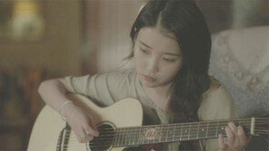 아이유 자작곡 ‘복숭아’ 티저 공개…‘야한 복숭아’ 의미는?