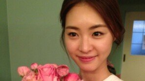 이연희 ‘꽃을 든 여자’로 변신, “꽃 죽이는 미모”