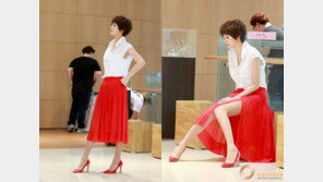 김선아, 아찔 반전 스커트 화제 ‘시원하게 뻗은 각선미’