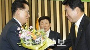 박지원, 민주 원내대표 경선서 유인태에 7표차 신승