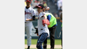 [포토] 임시완, 시구자세에서도 후광이…