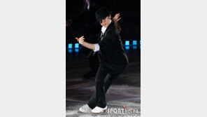 [포토] 김연아, 보이쉬한 의상도 예뻐~