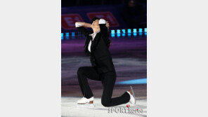 [포토] 괴로운 김연아, 머리 부여잡고…