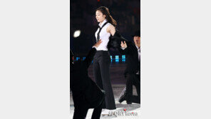[포토] 김연아, 자켓 벗으니 여자로!