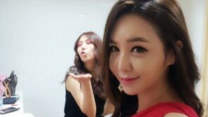 강예빈, 붉은색 드레스 입고 ‘섹시자태’ 과시