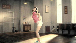 ‘반전 몸매’ 강소라, 핫팬츠 입고 격한 S라인 자랑