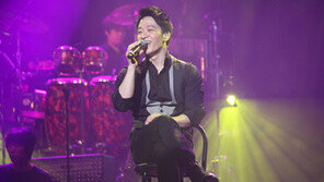 알렉스, 팬 결혼식 축가…의리남 등극