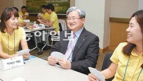 부하 직원과 카드 게임하는게 경영이다?