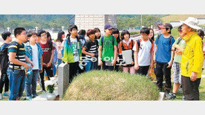 [광주/전남]5·18 묘역 찾은 초등생들