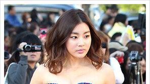 [우먼 동아일보 스타 뷰티] 백상예술대상 강소라의 세련된 ‘페일 누드 메이크업’ 따라잡기