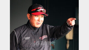 김기태 감독의 ‘돌려막기’…LG 신바람 돌렸다