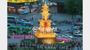 “자비로운 향기 가득한 세상을 위해”… 서울시청 앞 광장 ‘부처님오신날’ 봉축등 불 밝혀