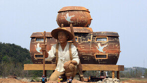 16m 거대 농부 조형물? “알고보니 건축물이었네”