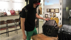 현빈, 어버이날 쇼핑 포착 ‘눈에띄는 근육男’ 