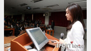 [포토] ‘교생 선생님’ 김연아, 떨리는 첫 수업