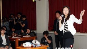 [포토] ‘교생 선생님’ 김연아, 친절히 설명해주시는 선생님