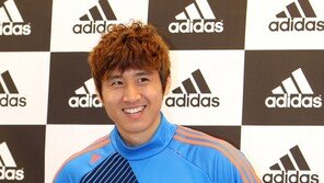 [포토] 구자철 ‘다음 시즌엔 이 축구화와 함께~’