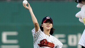 [포토] 김고은, 시구하는 모습이 ‘청순 여고생!’