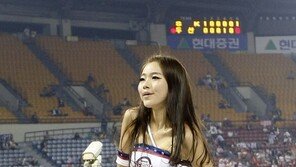 [포토] 두산 치어리더 ‘앗! 너무 짧은가요?’