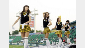 [포토] 두산 치어리더, 체크 스쿨룩으로 귀엽게~