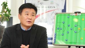 끊이지 않는 축구계 오심 논란…K리그감독 7인 날선 질문에 이운택 심판위원장 입 열었다