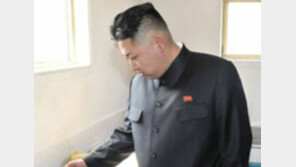 北 김정은, 공원내 잡풀 직접 뽑으며 혀를 끌끌…무슨일?