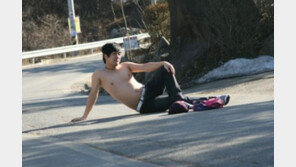 정명훈 반누드…도로에 주저앉아 ‘섹시포즈’ 