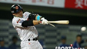 [포토] 홍성흔, 부러진 배트…그러나 파울