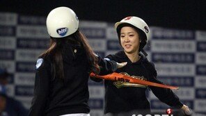 [포토] 서로 돕고돕는 배트걸