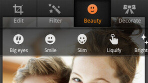 “김치”라고 말하면 알아서 찰칵…귀가 달린 스마트폰 카메라