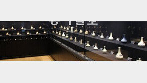 호텔에 묵고 있는 작은 술병들