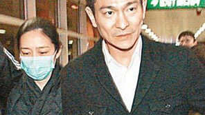 ‘50세’ 유덕화 득녀, “딸 사진 공개… 수준급 미모”