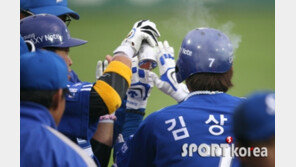 [포토] 박석민, 솔로포 김상수에 귀여운 장난