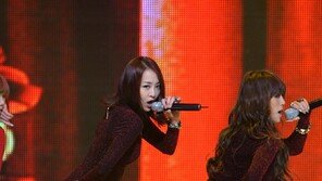 [포토] 씨스타 다솜-효린, 아찔한 셀프 터치 ‘후끈’