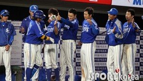 [포토] 이승엽 ‘석민이 최고다~!’