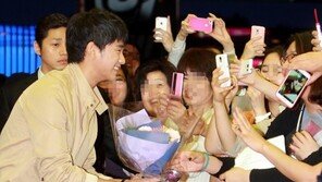 [포토] 김수현 앓이, 나이불문… 대놓고 폰카 들이대