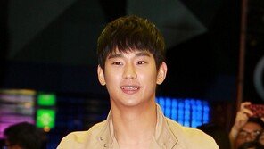 [포토] 대세남 김수현, 꽃을 능가하는 훈남미모