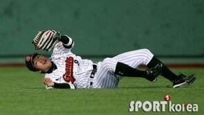 [포토] 전준우 ‘잡았어! 잡았다고!’